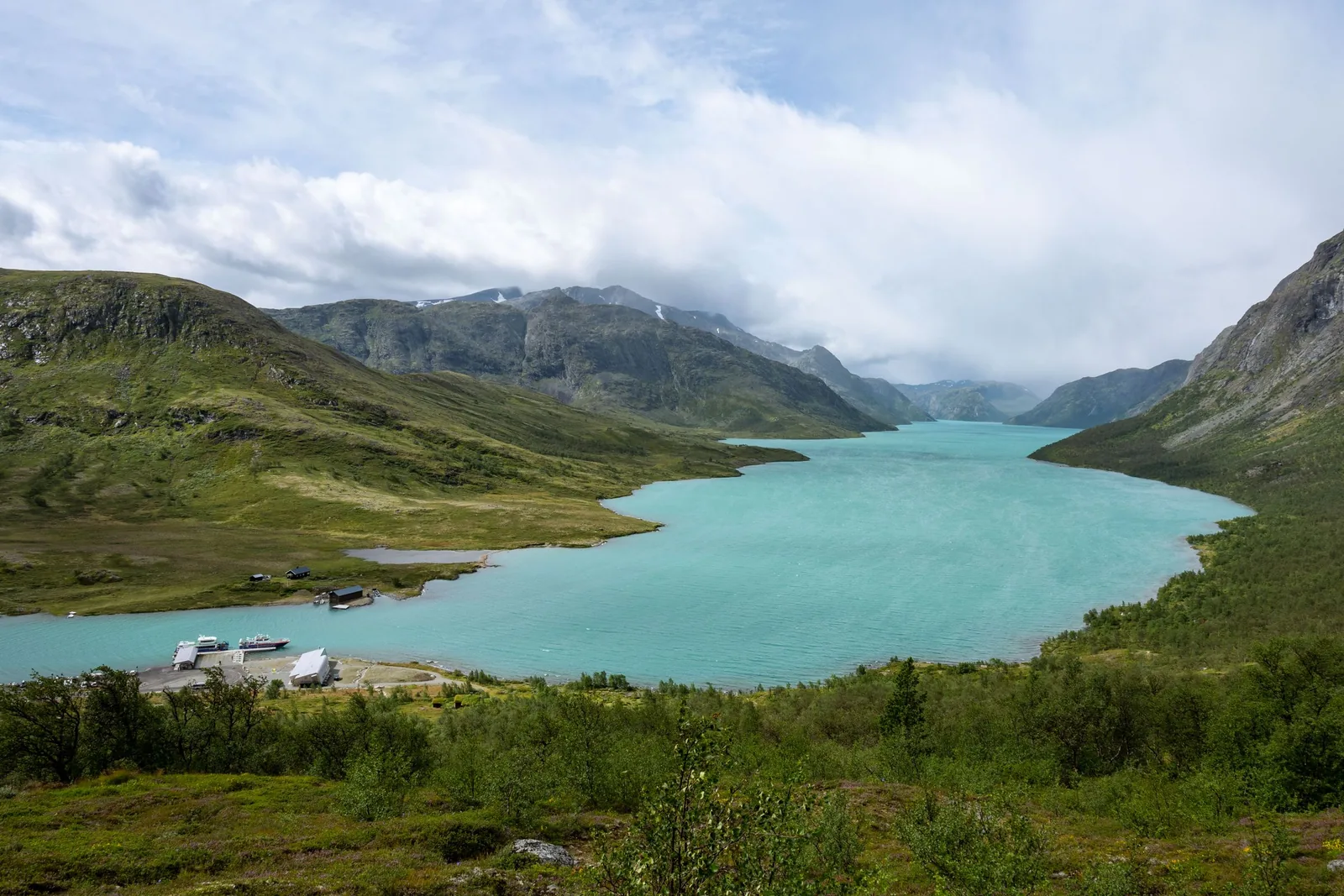 Forsidebilde for Tre hytter langs Gjende