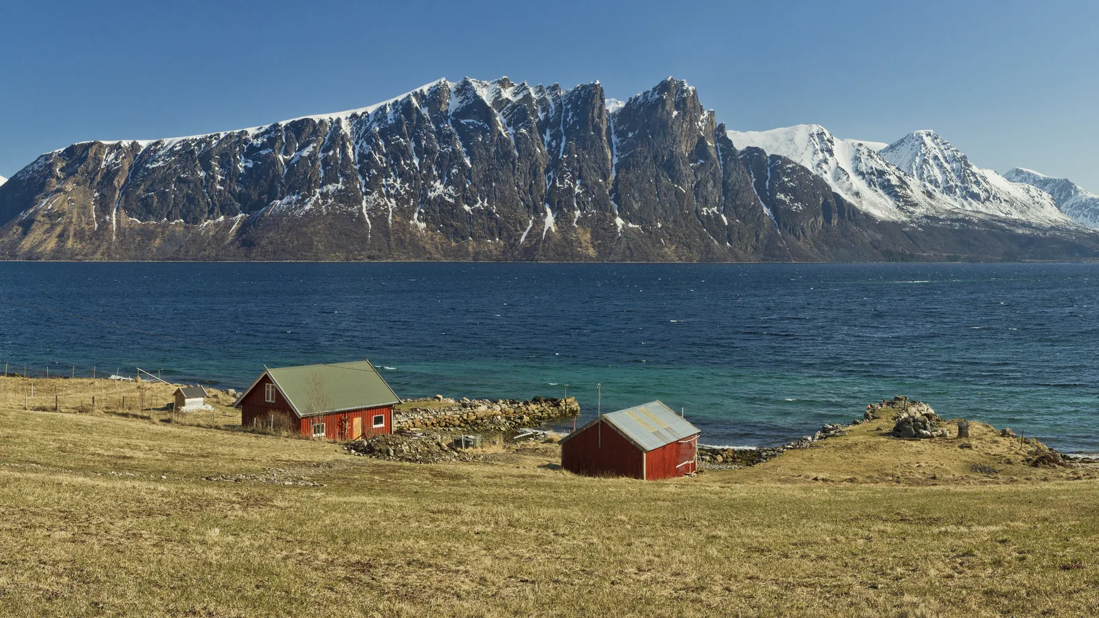 Toppsundet og fjellene på Grytøya sett fra Ytter-Aun på Hinnøya.